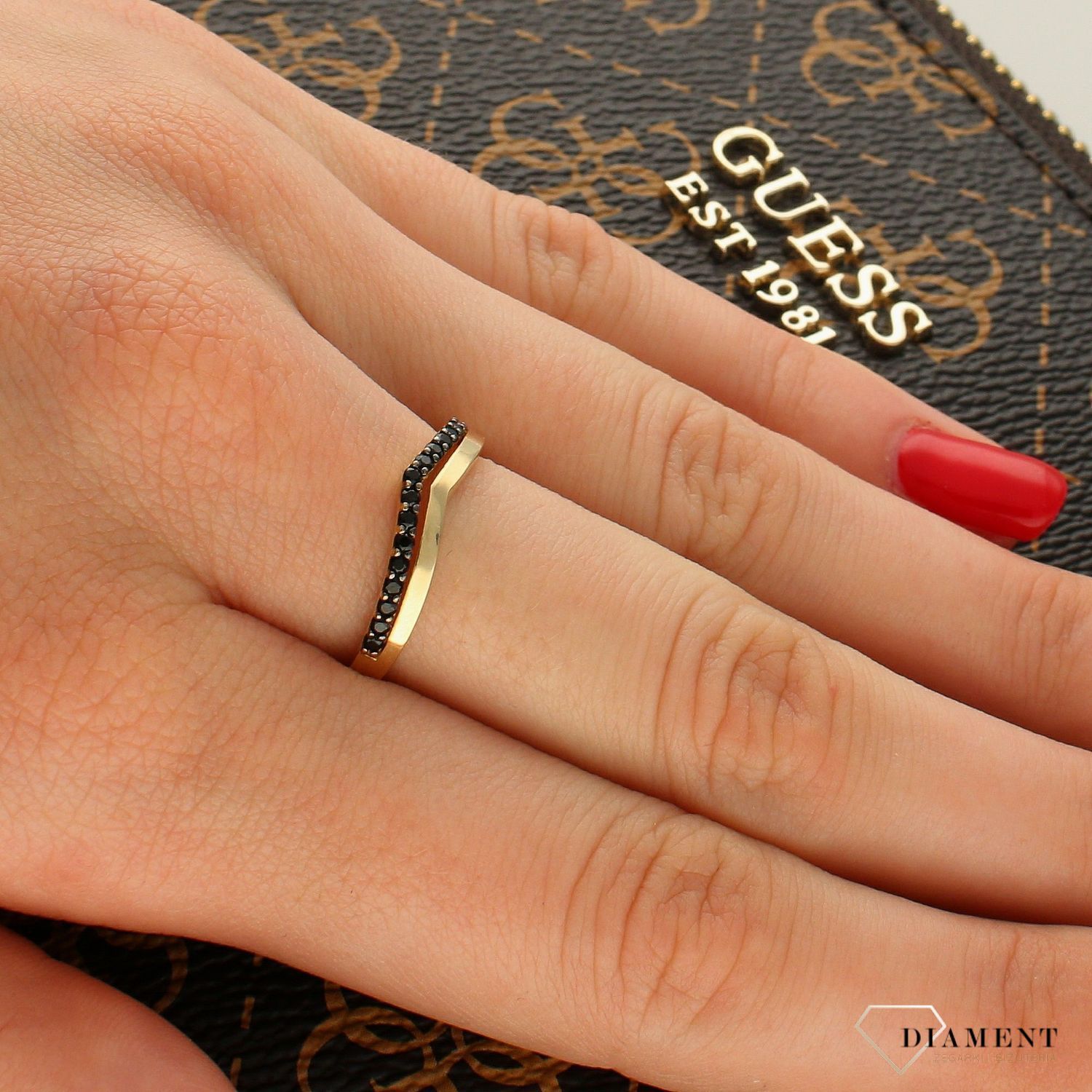 Złoty pierścionek 585 z czarnymi cyrkoniami PI 1254B. Złoty pierścionek z cyrkoniami. Złoty pierścionek z czarnymi cyrkoniami. Złoty pierścionek zaręczyn.jpg